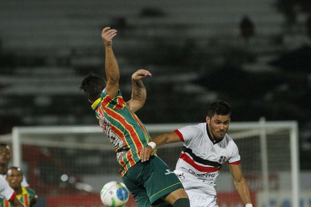 Aps ser derrotado em casa pela Bolvia Querida, Tricolor praticamente d adeus  briga pela vaga na Srie A 2015. Gols dos visitantes foram marcados por Vlber e Luiz Otvio.