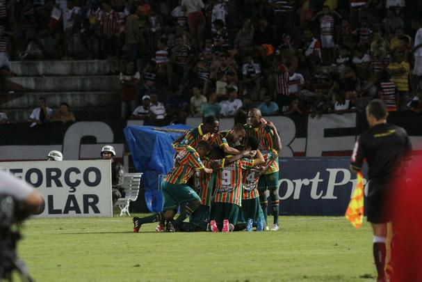 Aps ser derrotado em casa pela Bolvia Querida, Tricolor praticamente d adeus  briga pela vaga na Srie A 2015. Gols dos visitantes foram marcados por Vlber e Luiz Otvio.