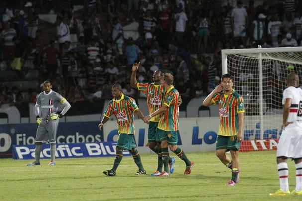 Aps ser derrotado em casa pela Bolvia Querida, Tricolor praticamente d adeus  briga pela vaga na Srie A 2015. Gols dos visitantes foram marcados por Vlber e Luiz Otvio.