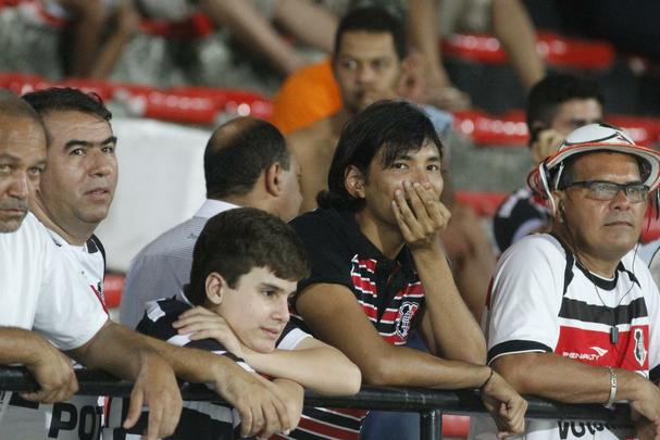 Aps ser derrotado em casa pela Bolvia Querida, Tricolor praticamente d adeus  briga pela vaga na Srie A 2015. Gols dos visitantes foram marcados por Vlber e Luiz Otvio.