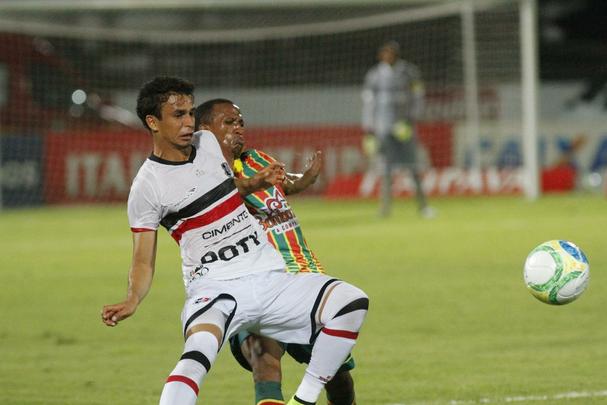 Aps ser derrotado em casa pela Bolvia Querida, Tricolor praticamente d adeus  briga pela vaga na Srie A 2015. Gols dos visitantes foram marcados por Vlber e Luiz Otvio.