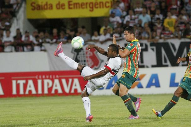 Aps ser derrotado em casa pela Bolvia Querida, Tricolor praticamente d adeus  briga pela vaga na Srie A 2015. Gols dos visitantes foram marcados por Vlber e Luiz Otvio.