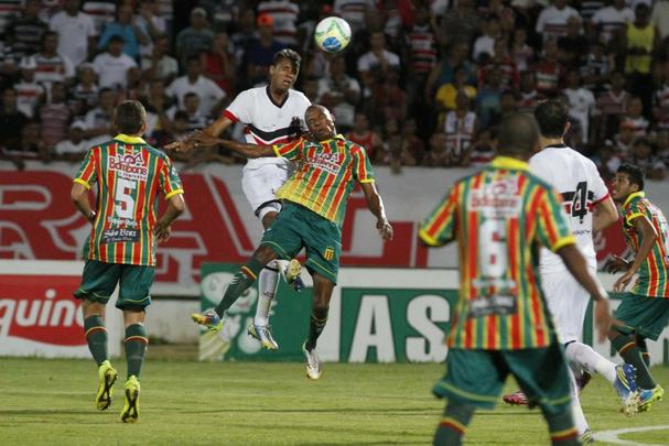 Aps ser derrotado em casa pela Bolvia Querida, Tricolor praticamente d adeus  briga pela vaga na Srie A 2015. Gols dos visitantes foram marcados por Vlber e Luiz Otvio.