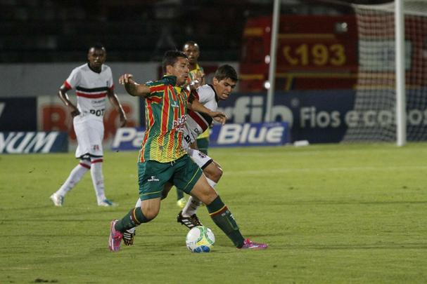 Aps ser derrotado em casa pela Bolvia Querida, Tricolor praticamente d adeus  briga pela vaga na Srie A 2015. Gols dos visitantes foram marcados por Vlber e Luiz Otvio.