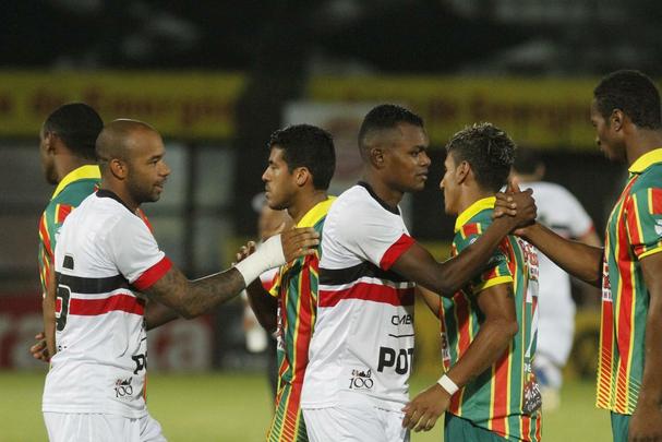 Aps ser derrotado em casa pela Bolvia Querida, Tricolor praticamente d adeus  briga pela vaga na Srie A 2015. Gols dos visitantes foram marcados por Vlber e Luiz Otvio.