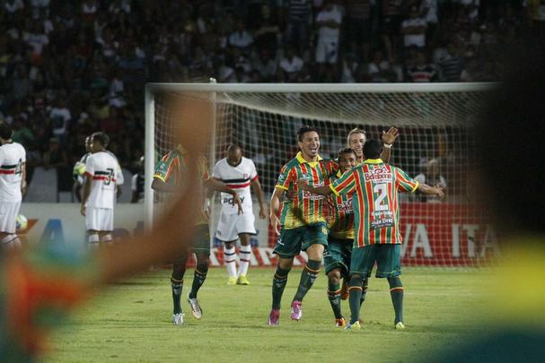 Aps ser derrotado em casa pela Bolvia Querida, Tricolor praticamente d adeus  briga pela vaga na Srie A 2015. Gols dos visitantes foram marcados por Vlber e Luiz Otvio.