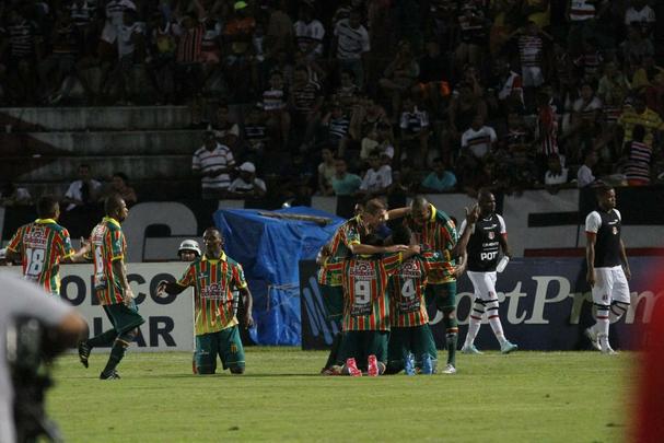 Aps ser derrotado em casa pela Bolvia Querida, Tricolor praticamente d adeus  briga pela vaga na Srie A 2015. Gols dos visitantes foram marcados por Vlber e Luiz Otvio.