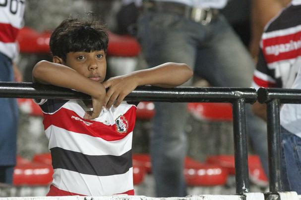 Aps ser derrotado em casa pela Bolvia Querida, Tricolor praticamente d adeus  briga pela vaga na Srie A 2015. Gols dos visitantes foram marcados por Vlber e Luiz Otvio.