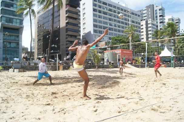 Apesar de o elenco alvirrubro ter se negado a treinar por conta dos atrasos salariais, alguns jogadores como Caete, Crislan, Marinho e Nelson aproveitaram a ''folga'' para jogar futevlei na praia de Boa Viagem. Alguns, inclusive, com o uniforme do clube.