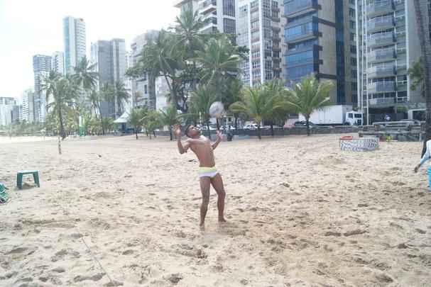 Apesar de o elenco alvirrubro ter se negado a treinar por conta dos atrasos salariais, alguns jogadores como Caete, Crislan, Marinho e Nelson aproveitaram a ''folga'' para jogar futevlei na praia de Boa Viagem. Alguns, inclusive, com o uniforme do clube.