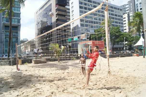 Apesar de o elenco alvirrubro ter se negado a treinar por conta dos atrasos salariais, alguns jogadores como Caete, Crislan, Marinho e Nelson aproveitaram a ''folga'' para jogar futevlei na praia de Boa Viagem. Alguns, inclusive, com o uniforme do clube.