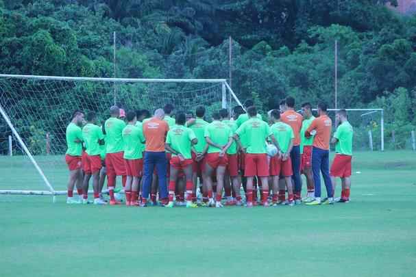 Após realizarem greve e parte do elenco jogar futevôlei na praia em forma de protesto, os jogadores do Náutico se reuniram no CT do clube nesta sexta-feira por mais de uma hora e, em seguida, voltaram aos trabalho normalmente