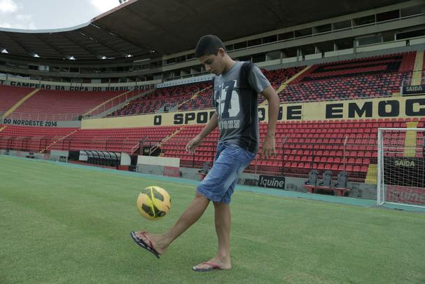  Integrado nesta temporada ao elenco principal, o jogador ainda carrega consigo o semblante e as expresses do menino que . Feliz com o incentivo que vem recebendo do tcnico, disse que no se v mais ou tampouco menos pressionado pela expectativa criada. Prefere acreditar que tem potencial para trilhar o mesmo caminho do seu companheiro de quarto: Joelinton.