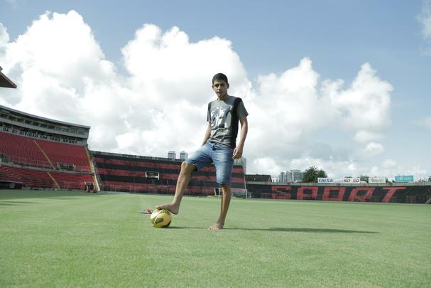  Integrado nesta temporada ao elenco principal, o jogador ainda carrega consigo o semblante e as expresses do menino que . Feliz com o incentivo que vem recebendo do tcnico, disse que no se v mais ou tampouco menos pressionado pela expectativa criada. Prefere acreditar que tem potencial para trilhar o mesmo caminho do seu companheiro de quarto: Joelinton.
