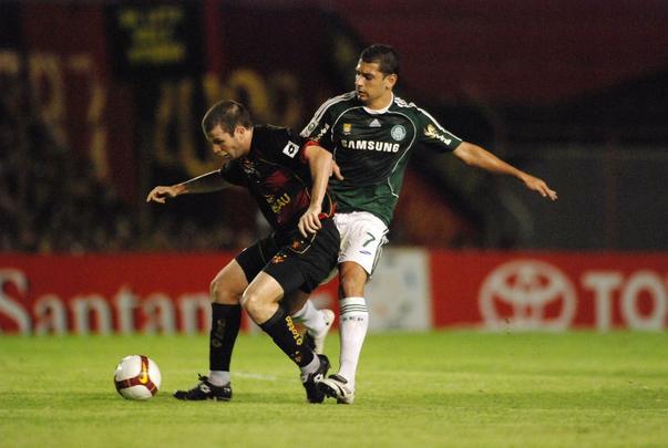 Atualmente auxiliar tcnico de Eduardo Baptista, ex-volante passou pelo Leo tambm como jogador, participando inclusive da Libertadores e da conquista da Copa do Brasil.