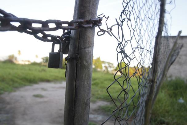Atualmente, cenário é de abandono. Presidente do clube promete utilização dentro de seis meses, e população local espera desenvolvimento trazido pelo clube.