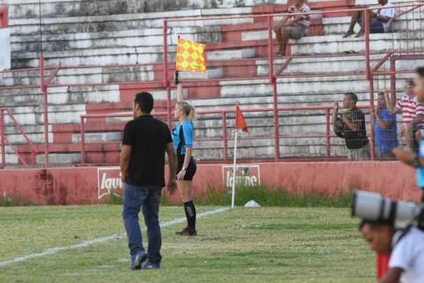 Fernanda Colombo tem atuao segura na partida durante jogo entre Amrica x Serra Talhada, no Campeonato Pernambucano