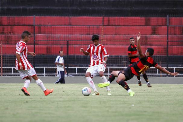 Partida entre Sport e Nutico foi realizada na Ilha do Retiro sob os olhos de Eduardo Baptista, que observava promessas da base leonina, como Adryelson, Horcio e James Dean.