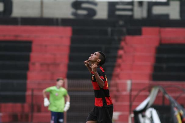 Partida entre Sport e Nutico foi realizada na Ilha do Retiro sob os olhos de Eduardo Baptista, que observava promessas da base leonina, como Adryelson, Horcio e James Dean.