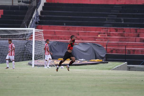 Partida entre Sport e Nutico foi realizada na Ilha do Retiro sob os olhos de Eduardo Baptista, que observava promessas da base leonina, como Adryelson, Horcio e James Dean.
