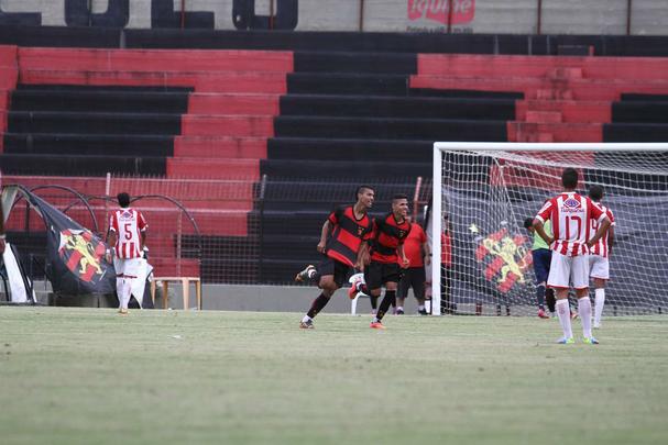 Partida entre Sport e Nutico foi realizada na Ilha do Retiro sob os olhos de Eduardo Baptista, que observava promessas da base leonina, como Adryelson, Horcio e James Dean.