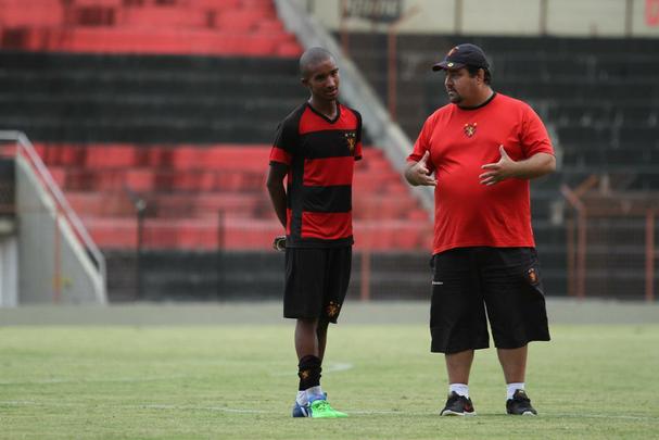 Partida entre Sport e Nutico foi realizada na Ilha do Retiro sob os olhos de Eduardo Baptista, que observava promessas da base leonina, como Adryelson, Horcio e James Dean.
