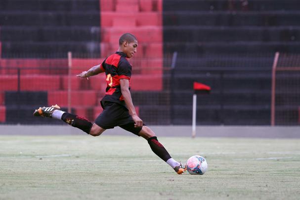 Partida entre Sport e Nutico foi realizada na Ilha do Retiro sob os olhos de Eduardo Baptista, que observava promessas da base leonina, como Adryelson, Horcio e James Dean.