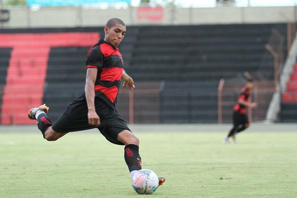 Partida entre Sport e Nutico foi realizada na Ilha do Retiro sob os olhos de Eduardo Baptista, que observava promessas da base leonina, como Adryelson, Horcio e James Dean.