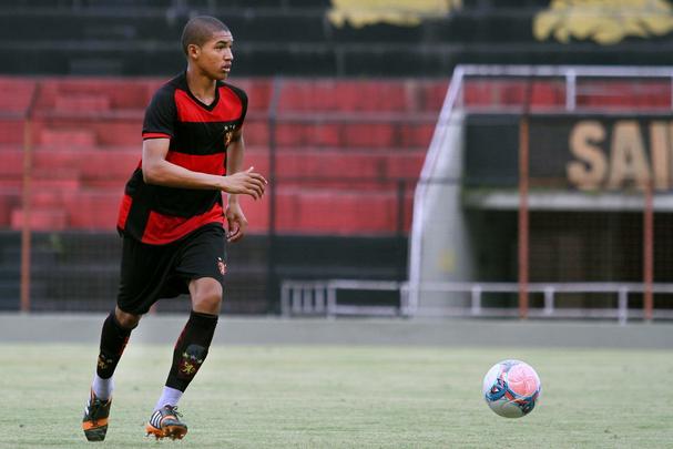 Partida entre Sport e Nutico foi realizada na Ilha do Retiro sob os olhos de Eduardo Baptista, que observava promessas da base leonina, como Adryelson, Horcio e James Dean.