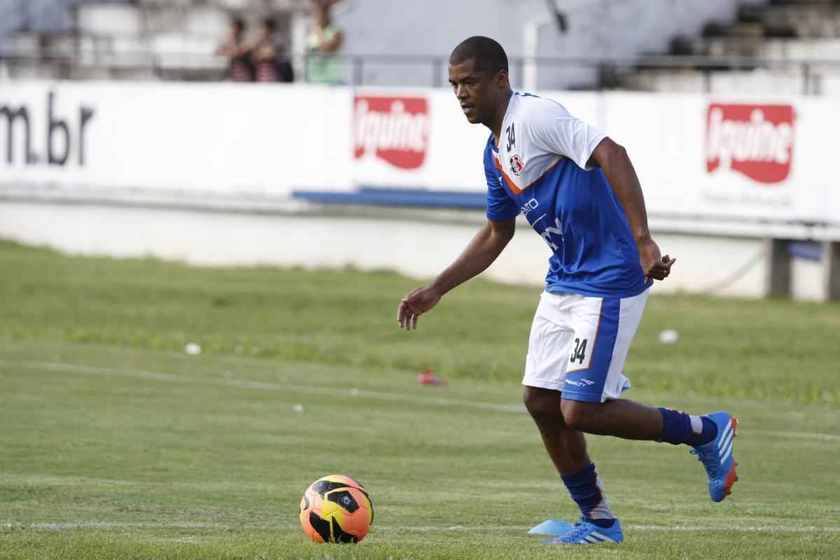 Renato Silva chegou no incio de agosto para resolver os problemas defensivos do Santa Cruz. O zagueiro, no entanto, sofreu com problemas musculares e acabou nem vestindo a camisa do Tricolor em jogos oficiais.