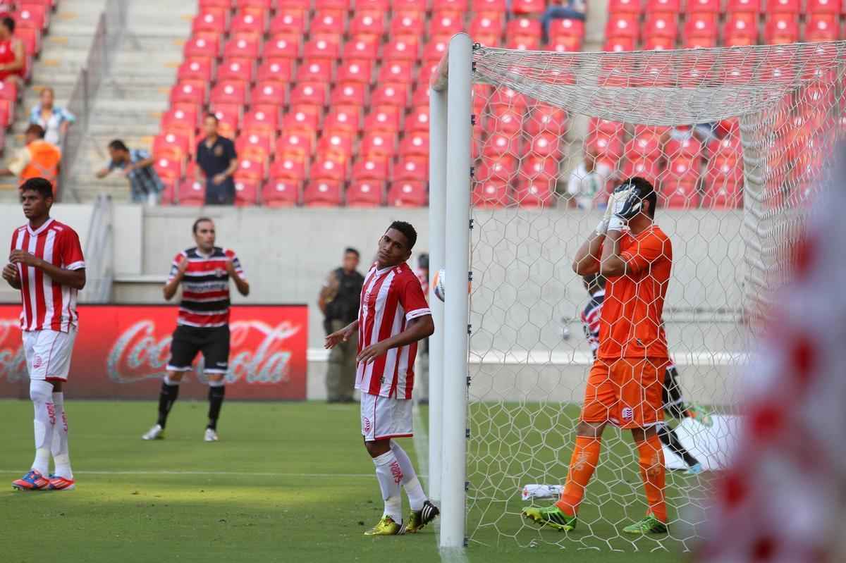 Uma das derrotas mais sofridas do ano foi na prpria Arena Pernambuco. Diante do Santa Cruz, o Nutico foi derrotado por 5 a 3 e o lateral Izaldo foi o personagem do jogo, com um gol contra bizarro.