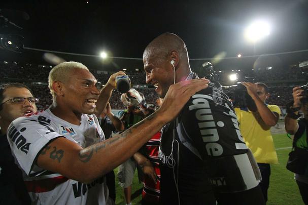 Quando a tenso tomou conta do Arruda, Flvio Caa-Rato apareceu mais uma vez e garantiu o Santa Cruz na Srie B em 2014. Seu gol girou o Brasil e o camisa 7 colocou seu nome de vez na histria do clube. 