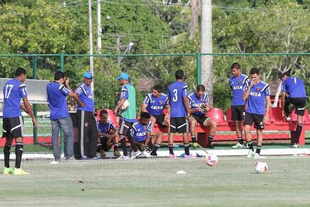 Eduardo Baptista contou com a presen�a dos refor�os Guilherme Andrade e Danilo, que vieram do Corinthians. Ainda foram integrados ao elenco os atletas da base leonina. O goleiro J�lio C�sar, o meia Henrique e o atacante Wallace.