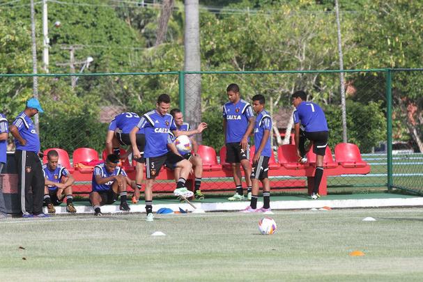 Eduardo Baptista contou com a presen�a dos refor�os Guilherme Andrade e Danilo, que vieram do Corinthians. Ainda foram integrados ao elenco os atletas da base leonina. O goleiro J�lio C�sar, o meia Henrique e o atacante Wallace.