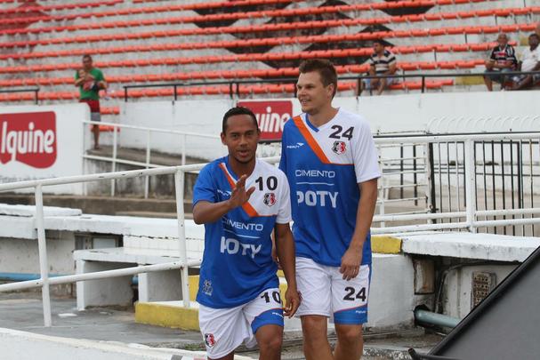 Além de Ricardinho, Santa Cruz apresentou seus reforços e teve o retorno de Alemão e Betinho.