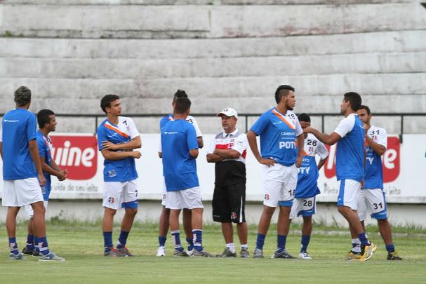 Além de Ricardinho, Santa Cruz apresentou seus reforços e teve o retorno de Alemão e Betinho.