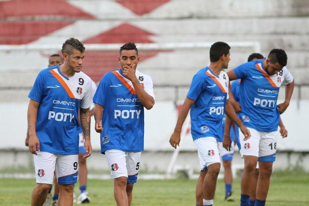 Além de Ricardinho, Santa Cruz apresentou seus reforços e teve o retorno de Alemão e Betinho.