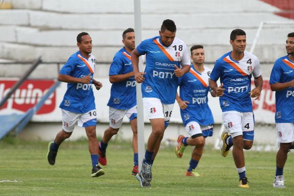 Além de Ricardinho, Santa Cruz apresentou seus reforços e teve o retorno de Alemão e Betinho.