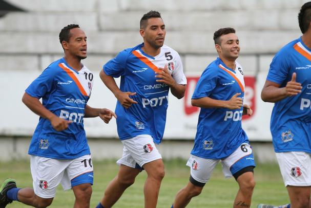 Além de Ricardinho, Santa Cruz apresentou seus reforços e teve o retorno de Alemão e Betinho.