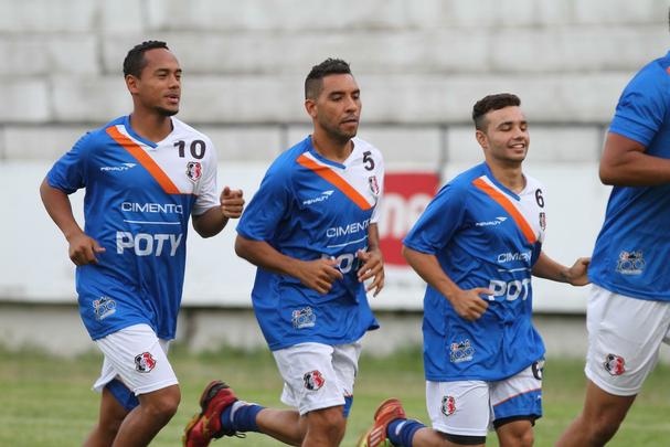 Além de Ricardinho, Santa Cruz apresentou seus reforços e teve o retorno de Alemão e Betinho.