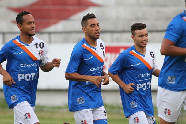 Além de Ricardinho, Santa Cruz apresentou seus reforços e teve o retorno de Alemão e Betinho.