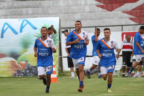 Além de Ricardinho, Santa Cruz apresentou seus reforços e teve o retorno de Alemão e Betinho.