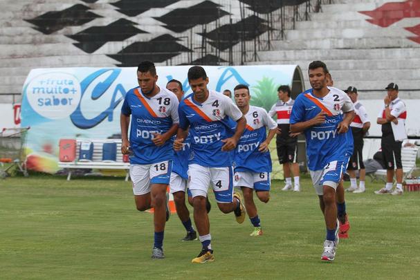 Além de Ricardinho, Santa Cruz apresentou seus reforços e teve o retorno de Alemão e Betinho.