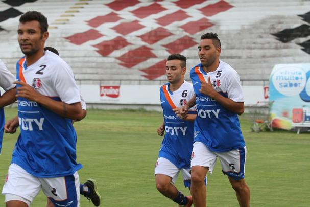 Além de Ricardinho, Santa Cruz apresentou seus reforços e teve o retorno de Alemão e Betinho.