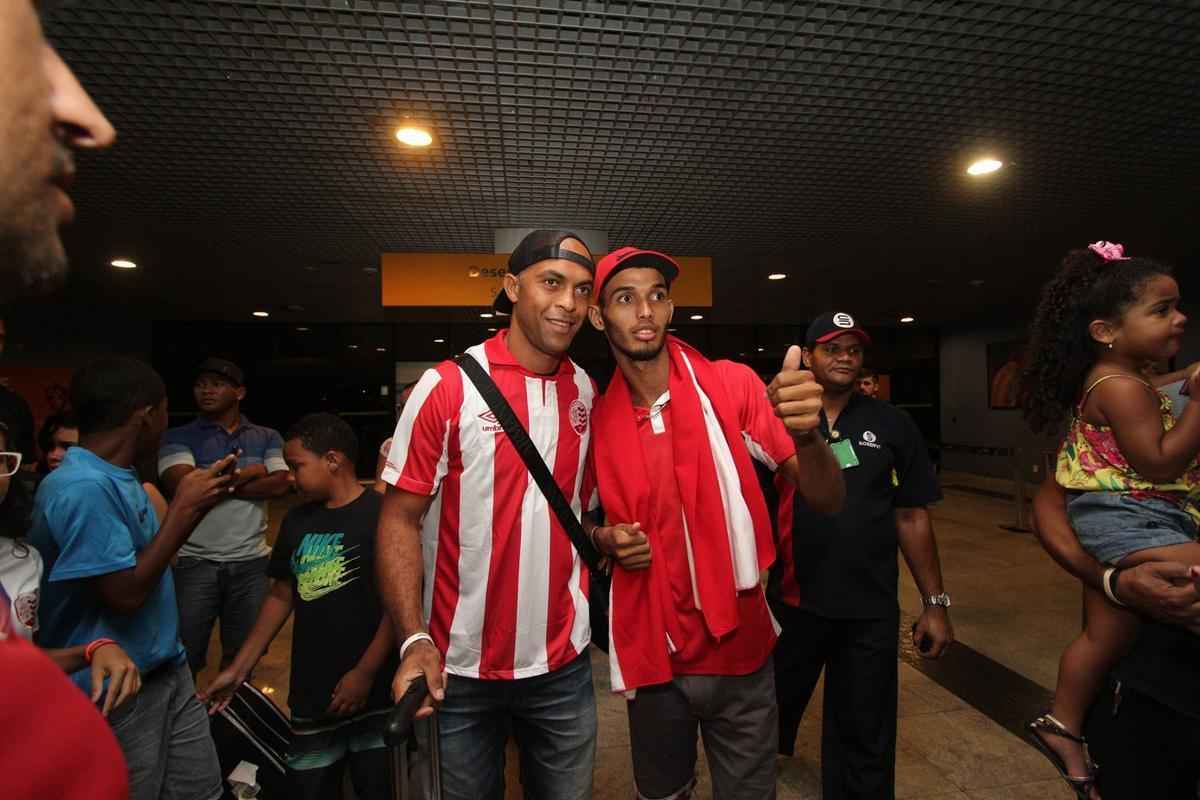 Torcida correspondeu  convocao da diretoria do Timbu e compareceu ao aeroporto para receber o zagueiro, que volta ao time aps nove anos