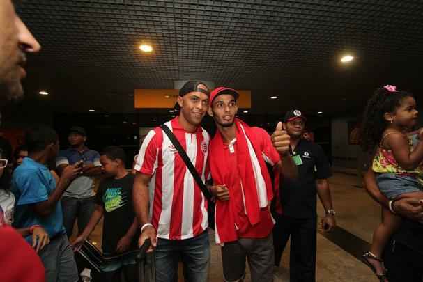 Torcida correspondeu  convocao da diretoria do Timbu e compareceu ao aeroporto para receber o zagueiro, que volta ao time aps nove anos