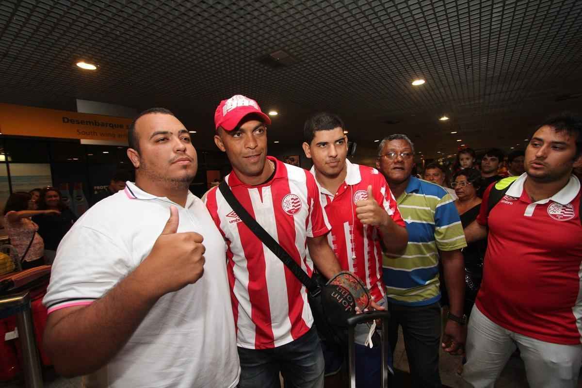 Torcida correspondeu  convocao da diretoria do Timbu e compareceu ao aeroporto para receber o zagueiro, que volta ao time aps nove anos