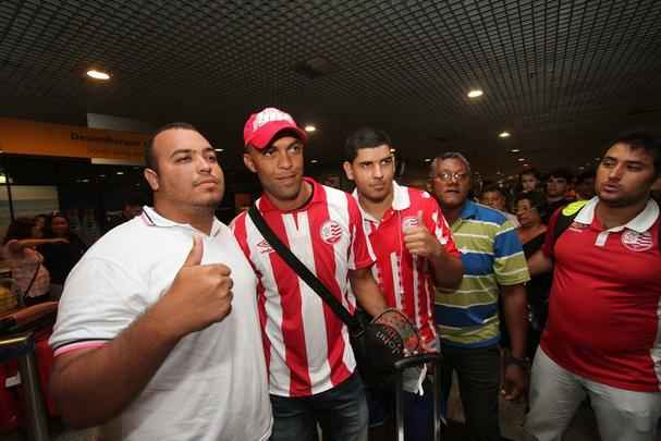 Torcida correspondeu  convocao da diretoria do Timbu e compareceu ao aeroporto para receber o zagueiro, que volta ao time aps nove anos