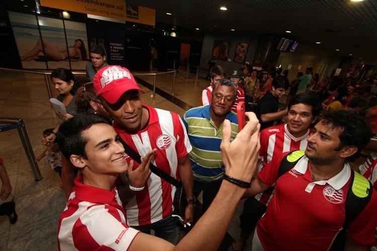 Torcida correspondeu  convocao da diretoria do Timbu e compareceu ao aeroporto para receber o zagueiro, que volta ao time aps nove anos