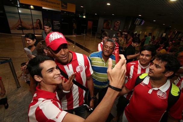 Torcida correspondeu  convocao da diretoria do Timbu e compareceu ao aeroporto para receber o zagueiro, que volta ao time aps nove anos